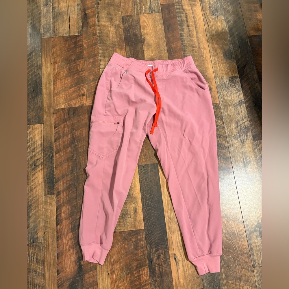 FIGS CHALK PINK MEDIUM PETTE SCRUB JOGGERS